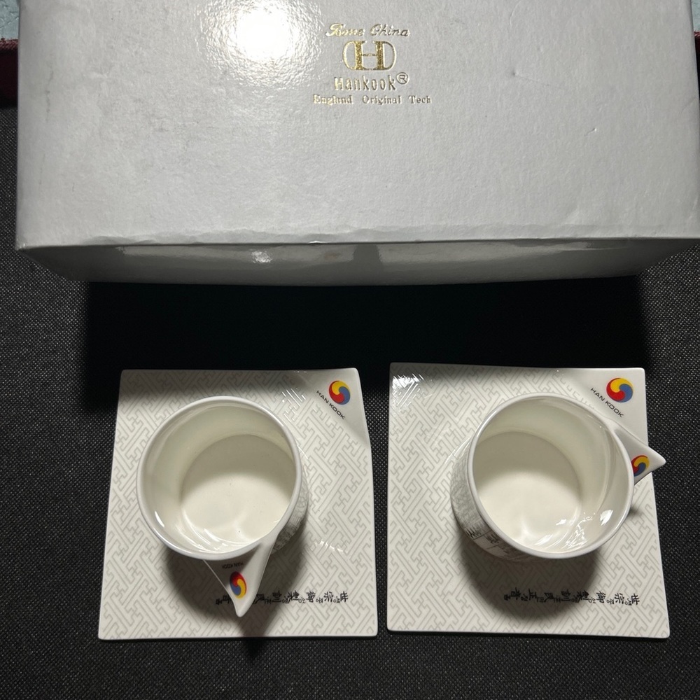 HANKOOK Fine Bone China w/ KOREAN writing ASIAN triangle handle tea cups saucers